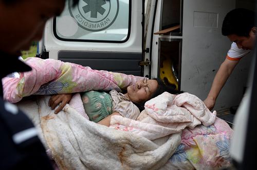 云南昭通地震災區救援現場