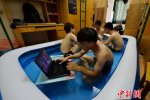 華中師范大學宿舍現避暑神器 寢室放個了小水池