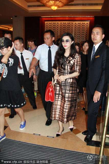 范冰冰亮相成都 眾人護駕女王范十足