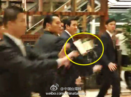 馬英九遭丟書 腹部被擊中