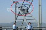 瑞安男子爬飛云江大橋欲跳江 造成大堵車