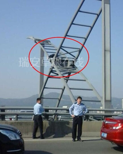 男子爬飛云江大橋