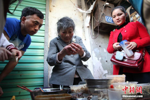 一毛奶奶賣小吃20年不漲價(jià)