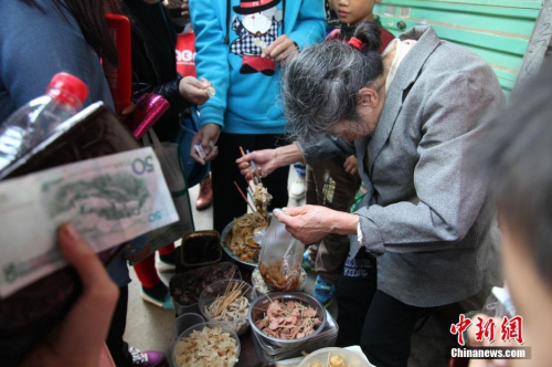 一毛奶奶賣小吃20年不漲價(jià)