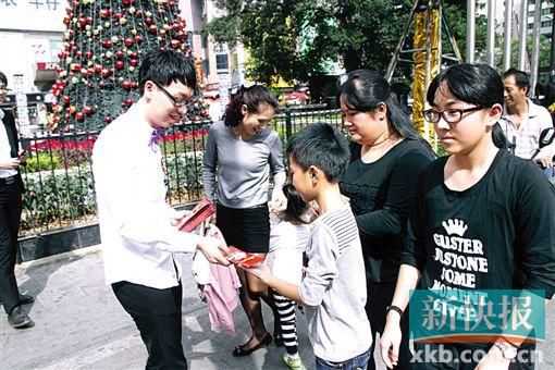 富豪婚禮沿街發紅包