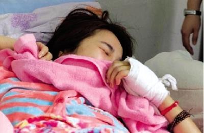 河南美女主播被撞傷