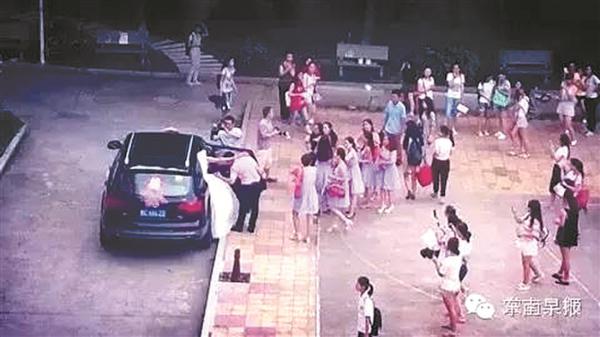 女生畢業(yè)晚會后出嫁