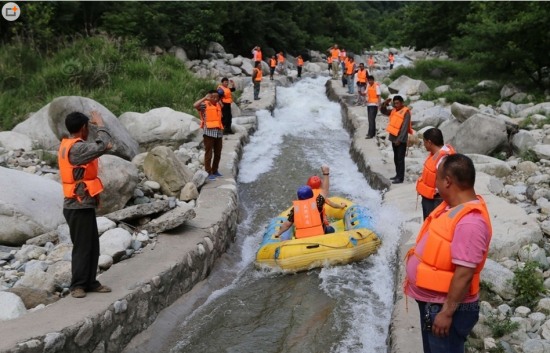 土豪為女友包河漂流