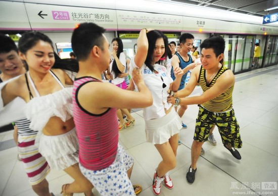 地鐵上演撕衣快閃