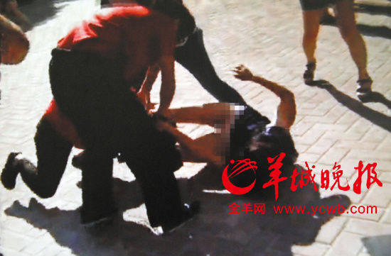 女業(yè)主被當眾扒褲