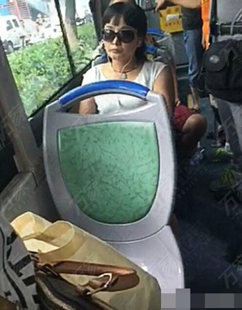 逼小學生讓座的女子身份曝光