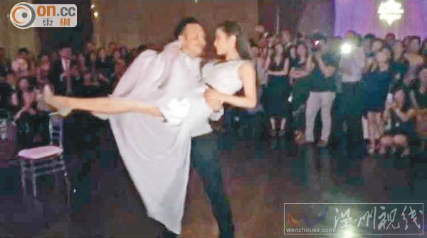 新郎用嘴脫新娘襪