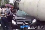 水泥車避讓側翻 浙江水泥車避讓行人發生側翻