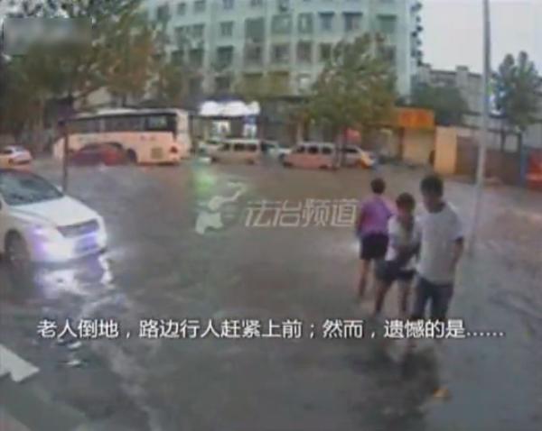 騎車跌倒無人扶 