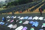 新生裹棉被曬太陽只因軍訓不合格被罰
