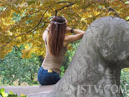 南京女子騎在文物上自拍