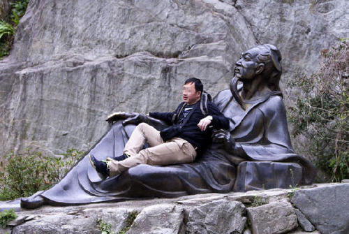 騎在文物上自拍的不文明行為