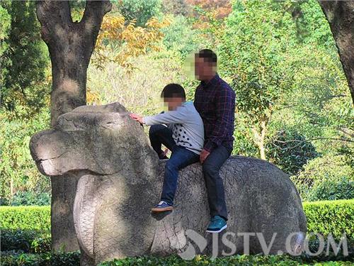 騎在文物上自拍景區不文明現象普遍