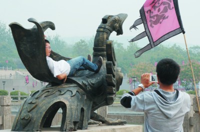 騎在文物上自拍景區(qū)不文明現(xiàn)象普遍