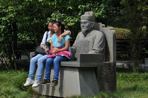 騎在文物上自拍景區不文明現象普遍