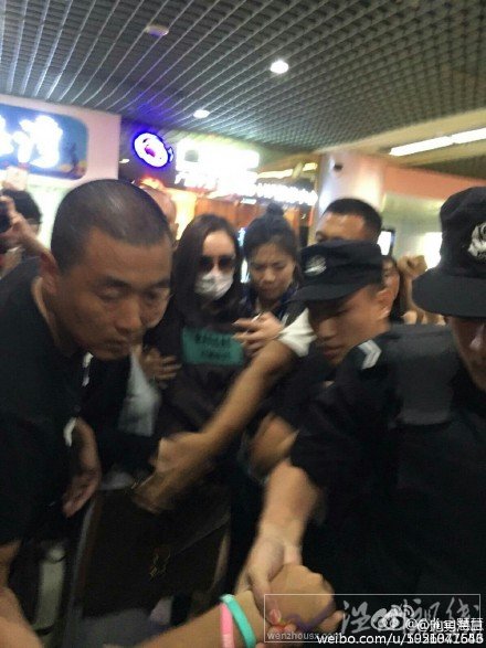 鹿晗跑男團(tuán)現(xiàn)身機場 跑男3嘉賓到機場