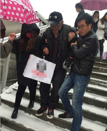 好心人給街頭老人送衣買飯