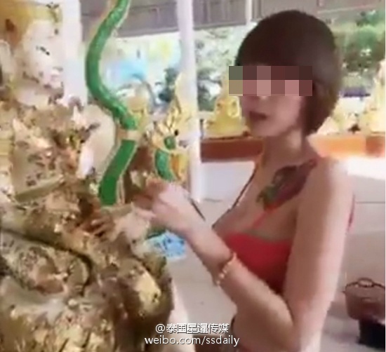 穿著暴露拜佛被罵