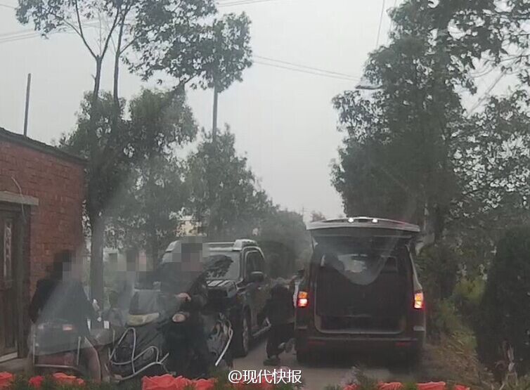 老太扒婚車討喜煙遇意外