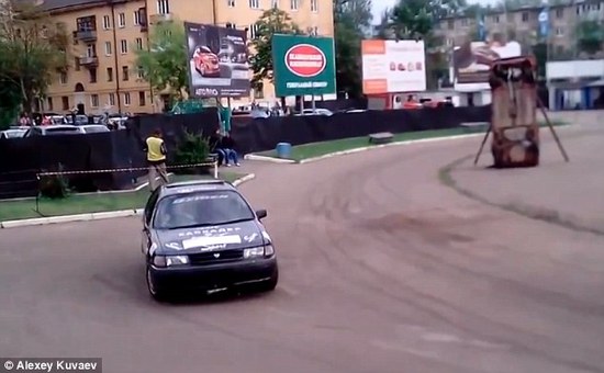 賽車在場上斷裂