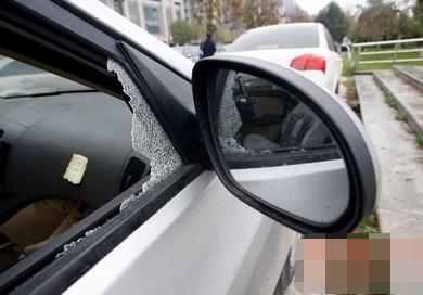 小區(qū)50輛車被砸