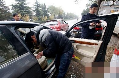 小區(qū)50輛車被砸