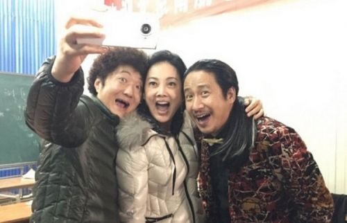 王大治燙爆炸頭