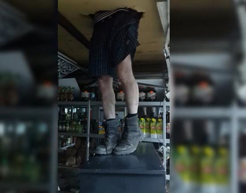 笨賊入室被卡屋頂