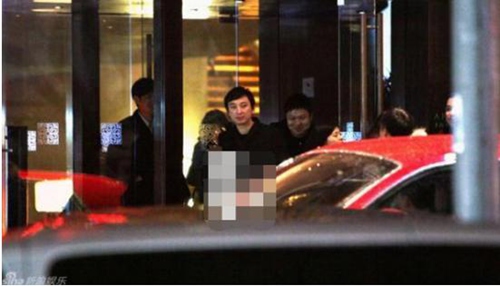 王思聰乘定制豪車