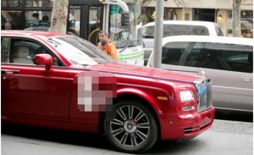 王思聰乘定制豪車