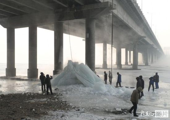吉林鏟除巨型冰柱