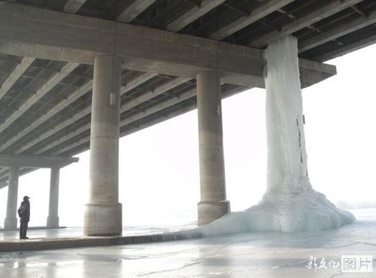 吉林鏟除巨型冰柱