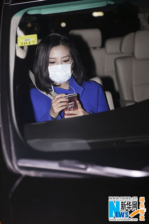 趙薇回歸春晚獨唱黃梅戲改編的歌曲《六尺巷》