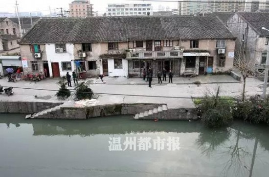 瑞安女司機(jī)倒車墜河