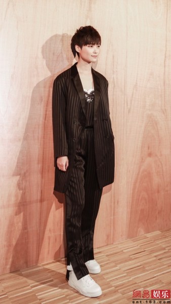 李宇春現(xiàn)身巴黎時裝周