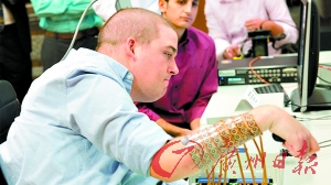 大腦植芯片彈吉他