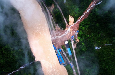 航拍福建三明市泰寧縣開善鄉(xiāng)山體滑坡事故現(xiàn)場(chǎng)