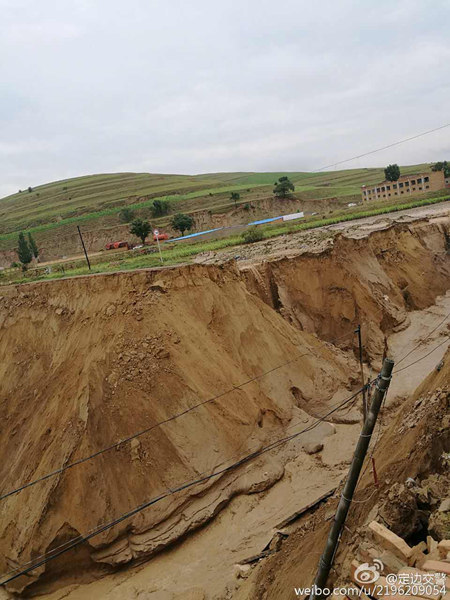 陜北罕見暴雨襲擊 榆林暴雨道路塌方