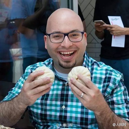 小伙在哈佛賣包子