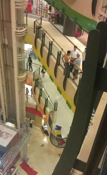 男子將女友扔下4樓摔死