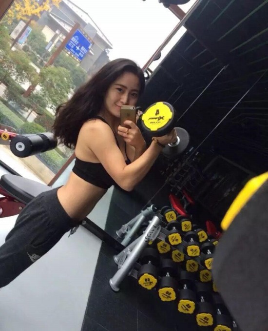 美女撞臉迪麗熱巴