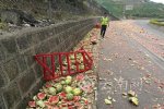 2.5噸西瓜碾成渣 運西瓜貨車側(cè)翻