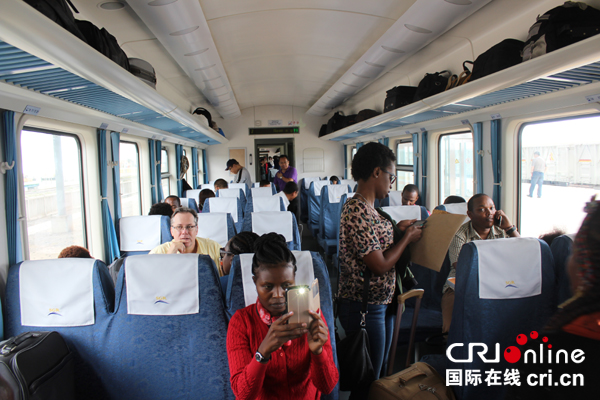 蒙內(nèi)鐵路通車在即 記者率先進行體驗