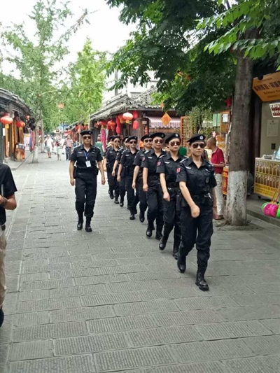 95后美女城管亮相閬中古城