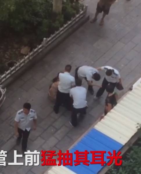 城管當(dāng)街拖行菜販